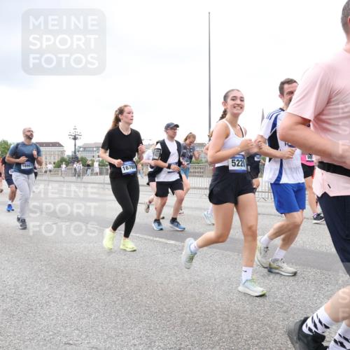 29.06.2025 - hella hamburg halbmarathon Lena Gebhardt http://msf.ph/oto/8292817 29.06.2025 10:55:55 Lombardsbrücke 12902, 18907, 16768, 5220, 12695, 1616, 1738, 1873, 1909, 1917, 2095, 2793, 3101, 3244, 3268, 4265, 4354, 4470, 4473, 4836, 4896, 5220, 5222, 5306, 5487, 5575, 5580, 5994, 6055, 6056, 6113, 6257, 6494, 6594, 6968, 7516, 7548, 7616, 7969, 8005, 8110, 8305, 8527, 8532, 8533, 8626, 8648, 9435, 9548, 9606, 9614, 9618, 9838, 9857, 9858, 9861, 9865, 9956, 10094, 10436, 10438, 10449, 10559, 10593, 10640, 10987, 11903, 11962, 11963, 12695, 12902 meine-sportfotos.de