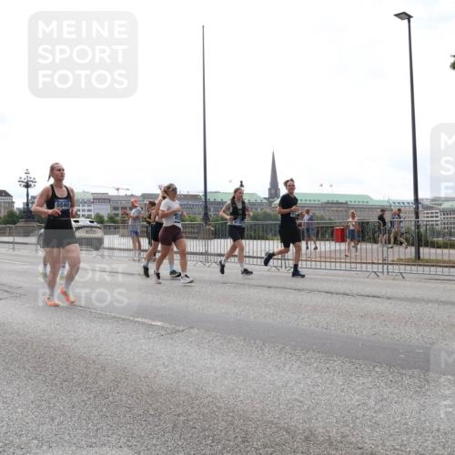 29.06.2025 - hella hamburg halbmarathon Lena Gebhardt http://msf.ph/oto/8292835 29.06.2025 10:36:29 Lombardsbrücke 5540, 1008, 1010, 1102, 1224, 1775, 1780, 1835, 1948, 2124, 2520, 2588, 2870, 3398, 3404, 3428, 3699, 3741, 3877, 4084, 4245, 4326, 4442, 4618, 4762, 4937, 5012, 5246, 5427, 5540, 5573, 5666, 5747, 5809, 5919, 6092, 6093, 6156, 6184, 6190, 6417, 6667, 6896, 7086, 7111, 7140, 7275, 7575, 7576, 7632, 8356, 8498, 8499, 8530, 8581, 8945, 9115, 9117, 9229, 9500, 9694, 13265, 15077, 17156, 17807, 18152, 18488 meine-sportfotos.de