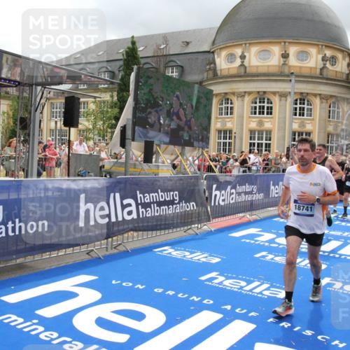 29.06.2025 - hella hamburg halbmarathon Michael Strokosch http://msf.ph/oto/8292860 29.06.2025 10:56:24 Ziel 3048, 4029, 5672, 7547, 7742, 9622, 9903, 11231, 11309, 12348, 15300, 15818, 16375, 18117, 18495, 18652, 18741, 19152 meine-sportfotos.de