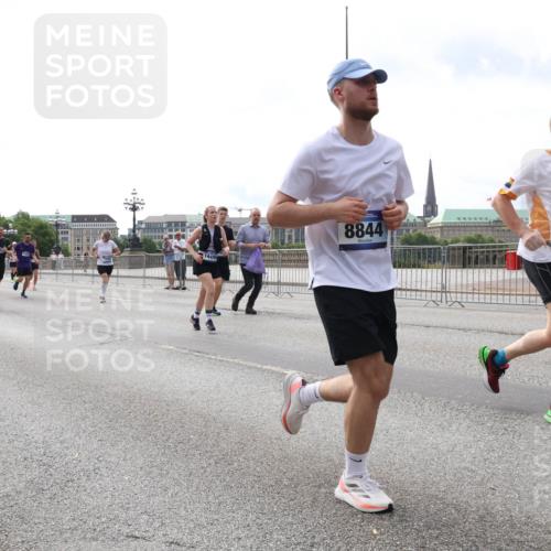 29.06.2025 - hella hamburg halbmarathon Lena Gebhardt http://msf.ph/oto/8292862 29.06.2025 10:21:21 Lombardsbrücke 1449, 8844, 1817, 1028, 1072, 1266, 1401, 1658, 2271, 2383, 2635, 2815, 2956, 2986, 3122, 3161, 3453, 3770, 3813, 3817, 3825, 3826, 4082, 4350, 4697, 4786, 5041, 5061, 5122, 5373, 5395, 5412, 5493, 5759, 5767, 6103, 6275, 6308, 6844, 7228, 7375, 7522, 7553, 7608, 7781, 8095, 8286, 8724, 8726, 8844, 8896, 9005, 9011, 9100, 9108, 9236, 9369, 9483, 9499, 9501, 9532, 9624, 10374, 10585, 10602, 10874, 11698, 12175, 12694, 13057, 13508 meine-sportfotos.de