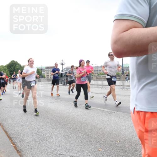 29.06.2025 - hella hamburg halbmarathon Lena Gebhardt http://msf.ph/oto/8292865 29.06.2025 10:46:44 Lombardsbrücke 1073, 1286, 1363, 1371, 1375, 1429, 1465, 1608, 1720, 1837, 1999, 2162, 2211, 2320, 2327, 2500, 2556, 2665, 2697, 2981, 3277, 3406, 3407, 3469, 3734, 3823, 4119, 4202, 4296, 4342, 4355, 4448, 4604, 5111, 5114, 5700, 5796, 5854, 5953, 6068, 6124, 6161, 6496, 6740, 7303, 7364, 7368, 7374, 7412, 7767, 7827, 7960, 8047, 8477, 8486, 8551, 8553, 8684, 8700, 9337, 9691, 10153, 10230, 12298, 12333, 12522, 13969, 14261, 15852, 16882, 16987 meine-sportfotos.de