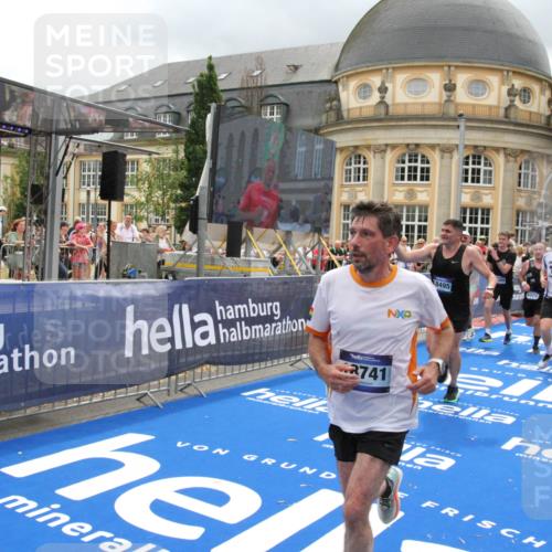 29.06.2025 - hella hamburg halbmarathon Michael Strokosch http://msf.ph/oto/8292907 29.06.2025 10:56:25 Ziel 3048, 4029, 5672, 7547, 7742, 8863, 9622, 10665, 11231, 11309, 15300, 15818, 16375, 18117, 18495, 18652, 18741 meine-sportfotos.de