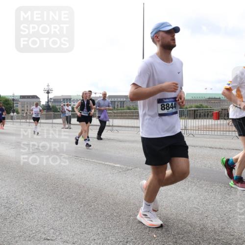 29.06.2025 - hella hamburg halbmarathon Lena Gebhardt http://msf.ph/oto/8292940 29.06.2025 10:21:22 Lombardsbrücke 8844, 1817, 1028, 1072, 1266, 1401, 1658, 2271, 2383, 2635, 2815, 2956, 2986, 3122, 3161, 3453, 3770, 3813, 3817, 3825, 3826, 4082, 4350, 4697, 4786, 5041, 5061, 5122, 5373, 5395, 5412, 5493, 5759, 5767, 5957, 6086, 6103, 6275, 6308, 6844, 7228, 7375, 7522, 7553, 7608, 7781, 8095, 8286, 8724, 8726, 8844, 8896, 9005, 9011, 9100, 9108, 9236, 9369, 9483, 9499, 9501, 9532, 9624, 10374, 10585, 10602, 10874, 11698, 12175, 12694, 13057, 13508 meine-sportfotos.de