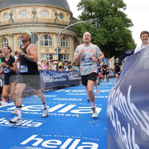 29.06.2025 - hella hamburg halbmarathon Strokosch-Dieckow http://msf.ph/oto/8292957 29.06.2025 10:50:40 Ziel 1399, 1750, 2234, 2788, 4346, 5115, 6662, 6712, 7134, 7583, 7786, 7952, 8576, 8657, 9057, 11214, 11356, 13701, 13808, 13875, 15426, 15519, 15720, 15803, 16291, 17129, 17179, 17908, 18006, 18229, 18370, 18413, 18820 meine-sportfotos.de