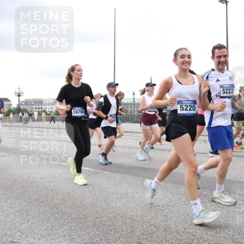 29.06.2025 - hella hamburg halbmarathon Lena Gebhardt http://msf.ph/oto/8292977 29.06.2025 10:55:55 Lombardsbrücke 2902, 4896, 18907, 16768, 043, 10430, 796, 5220, 5222, 16651, 1616, 1738, 1873, 1909, 1917, 2095, 2793, 3101, 3244, 3268, 4265, 4354, 4470, 4473, 4836, 4896, 5220, 5222, 5306, 5487, 5575, 5580, 5994, 6055, 6056, 6113, 6257, 6494, 6594, 6968, 7516, 7548, 7616, 7969, 8005, 8110, 8305, 8527, 8532, 8533, 8626, 8648, 9435, 9548, 9606, 9614, 9618, 9838, 9857, 9858, 9861, 9865, 9956, 10094, 10436, 10438, 10449, 10559, 10593, 10640, 10987, 11903, 11962, 11963, 12695, 12902 meine-sportfotos.de
