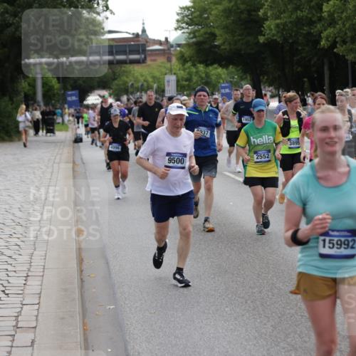 29.06.2025 - hella hamburg halbmarathon Jannik Wohlers http://msf.ph/oto/8292983 29.06.2025 10:36:26 Lombardsbrücke 1118, 1253, 1339, 1948, 1952, 1954, 2552, 2588, 3165, 3873, 3895, 4084, 4618, 4762, 4996, 5789, 6156, 6359, 7773, 8499, 8758, 8936, 8937, 9295, 9500, 9694, 9701, 10123, 10487, 10862, 11672, 11831, 11912, 12218, 12302, 12532, 12605, 12770, 12775, 13092, 13106, 13165, 13265, 13266, 13657, 13704, 13902, 13903, 14695, 15077, 15588, 15805, 15972, 15992, 16228, 16309, 16885, 16977, 17018, 17115, 17349, 17504, 18174, 18482, 18488 meine-sportfotos.de