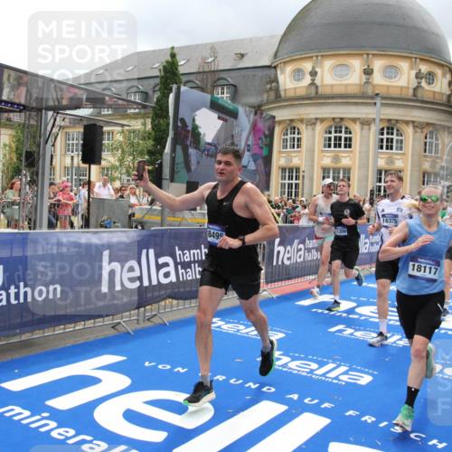 29.06.2025 - hella hamburg halbmarathon Michael Strokosch http://msf.ph/oto/8293010 29.06.2025 10:56:26 Ziel 3048, 4029, 5672, 7547, 7742, 8863, 9622, 10665, 11231, 11309, 15300, 15818, 16375, 18117, 18495, 18652, 18741 meine-sportfotos.de
