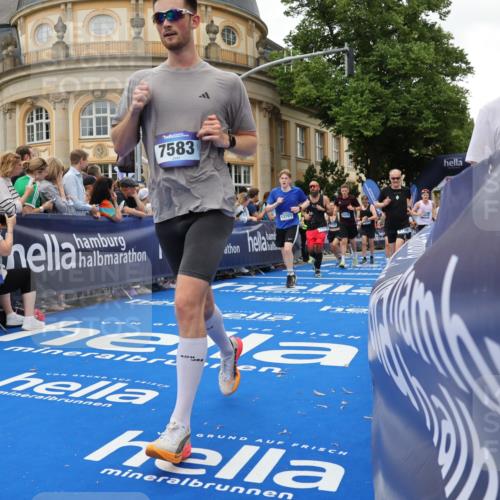 29.06.2025 - hella hamburg halbmarathon Strokosch-Dieckow http://msf.ph/oto/8293017 29.06.2025 10:50:41 Ziel 1399, 1750, 2234, 2788, 4346, 5115, 6662, 6712, 7134, 7583, 7786, 7952, 8657, 9057, 11356, 13701, 13808, 13875, 15426, 15519, 15720, 16291, 17129, 17908, 18006, 18229, 18370, 18413, 18820 meine-sportfotos.de