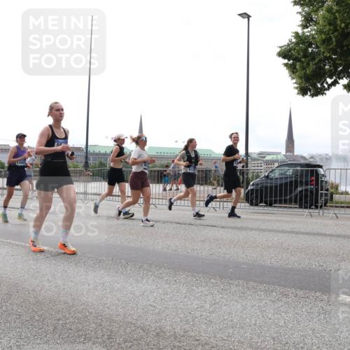 29.06.2025 - hella hamburg halbmarathon Lena Gebhardt http://msf.ph/oto/8293066 29.06.2025 10:36:30 Lombardsbrücke 5747, 17943, 1008, 1010, 1102, 1224, 1775, 1780, 1835, 1948, 2124, 2588, 2870, 3398, 3404, 3428, 3699, 3741, 3877, 4084, 4245, 4326, 4442, 4618, 4762, 4937, 5012, 5246, 5427, 5540, 5573, 5666, 5747, 5809, 5919, 6092, 6093, 6156, 6184, 6190, 6417, 6667, 6896, 7086, 7111, 7140, 7275, 7575, 7576, 7632, 8356, 8498, 8499, 8530, 8581, 8945, 9115, 9117, 9229, 9500, 9694, 13265, 15077, 17156, 17807, 18152, 18488 meine-sportfotos.de