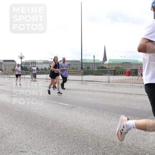 29.06.2025 - hella hamburg halbmarathon Lena Gebhardt http://msf.ph/oto/8293075 29.06.2025 10:21:22 Lombardsbrücke 1449, 88, 1028, 1072, 1266, 1401, 1658, 2271, 2383, 2635, 2815, 2956, 2986, 3122, 3161, 3453, 3770, 3813, 3817, 3825, 3826, 4082, 4350, 4697, 4786, 5041, 5061, 5122, 5373, 5395, 5412, 5493, 5759, 5767, 5957, 6086, 6103, 6275, 6308, 6844, 7228, 7375, 7522, 7553, 7608, 7781, 8095, 8286, 8724, 8726, 8844, 8896, 9005, 9011, 9100, 9108, 9236, 9369, 9483, 9499, 9501, 9532, 9624, 10374, 10585, 10602, 10874, 11698, 12175, 12694, 13057, 13508 meine-sportfotos.de