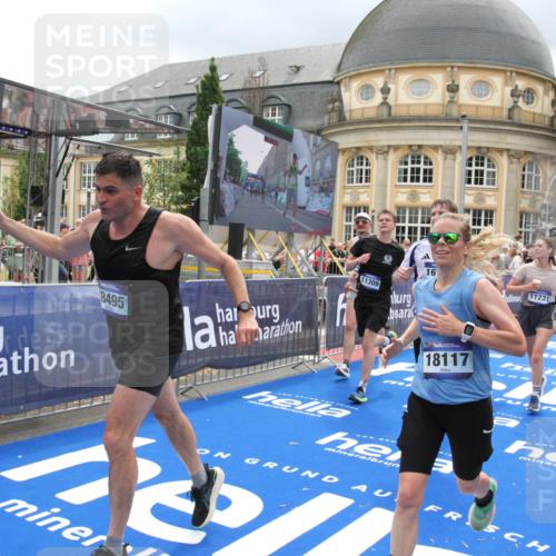29.06.2025 - hella hamburg halbmarathon Michael Strokosch http://msf.ph/oto/8293078 29.06.2025 10:56:26 Ziel 3048, 4029, 5672, 7547, 7742, 8863, 9622, 10665, 11231, 11309, 15300, 15818, 16375, 18117, 18495, 18652, 18741 meine-sportfotos.de