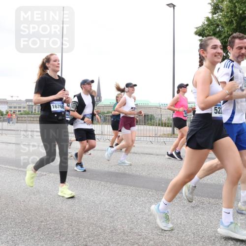 29.06.2025 - hella hamburg halbmarathon Lena Gebhardt http://msf.ph/oto/8293092 29.06.2025 10:55:56 Lombardsbrücke 18907, 16768, 43, 522, 1616, 1738, 1873, 1909, 2095, 2793, 3101, 3244, 3268, 4265, 4354, 4470, 4473, 4836, 4896, 5220, 5222, 5306, 5487, 5575, 5580, 5994, 6055, 6056, 6113, 6257, 6494, 6594, 6968, 7025, 7028, 7516, 7548, 7616, 7969, 8005, 8110, 8305, 8527, 8532, 8533, 8626, 8648, 9435, 9548, 9606, 9614, 9618, 9838, 9857, 9858, 9861, 9865, 9956, 10094, 10436, 10438, 10449, 10559, 10593, 10640, 10987, 11903, 11962, 11963, 12695, 12902 meine-sportfotos.de