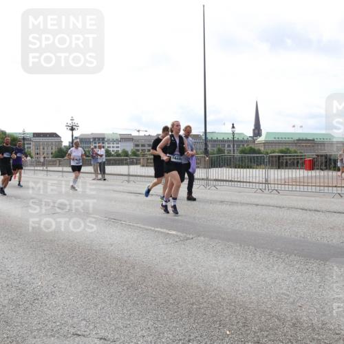 29.06.2025 - hella hamburg halbmarathon Lena Gebhardt http://msf.ph/oto/8293126 29.06.2025 10:21:22 Lombardsbrücke 1449, 1028, 1072, 1266, 1401, 1658, 2271, 2383, 2635, 2815, 2956, 2986, 3122, 3161, 3453, 3770, 3813, 3817, 3825, 3826, 4082, 4350, 4697, 4786, 5041, 5061, 5122, 5373, 5395, 5412, 5493, 5759, 5767, 5957, 6086, 6103, 6275, 6308, 6844, 7228, 7375, 7522, 7553, 7608, 7781, 8095, 8286, 8724, 8726, 8844, 8896, 9005, 9011, 9100, 9108, 9236, 9369, 9483, 9499, 9501, 9532, 9624, 10374, 10585, 10602, 10874, 11698, 12175, 12694, 13057, 13508 meine-sportfotos.de