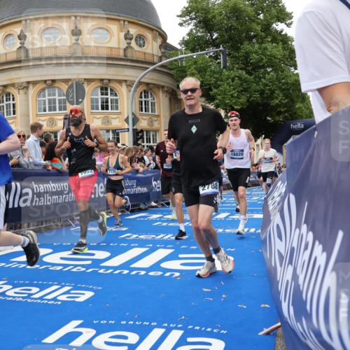 29.06.2025 - hella hamburg halbmarathon Strokosch-Dieckow http://msf.ph/oto/8293130 29.06.2025 10:50:43 Ziel 1399, 2234, 2788, 3947, 4346, 4839, 5018, 5115, 6662, 6712, 7134, 7583, 7786, 7952, 8657, 9057, 10750, 11356, 13701, 13808, 13875, 15426, 15519, 15720, 16291, 17129, 17908, 18182, 18229, 18370, 18413, 18820 meine-sportfotos.de