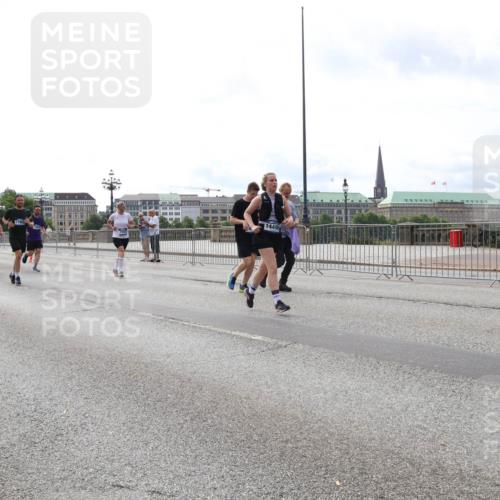 29.06.2025 - hella hamburg halbmarathon Lena Gebhardt http://msf.ph/oto/8293162 29.06.2025 10:21:22 Lombardsbrücke 14499, 1028, 1072, 1266, 1401, 1658, 2271, 2383, 2635, 2815, 2956, 2986, 3122, 3161, 3453, 3770, 3813, 3817, 3825, 3826, 4082, 4350, 4697, 4786, 5041, 5061, 5122, 5373, 5395, 5412, 5493, 5759, 5767, 5957, 6086, 6103, 6275, 6308, 6844, 7228, 7375, 7522, 7553, 7608, 7781, 8095, 8286, 8724, 8726, 8844, 8896, 9005, 9011, 9100, 9108, 9236, 9369, 9483, 9499, 9501, 9532, 9624, 10374, 10585, 10602, 10874, 11698, 12175, 12694, 13057, 13508 meine-sportfotos.de