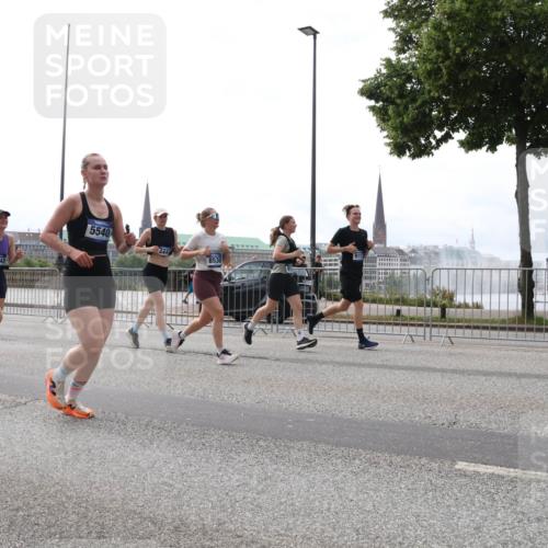 29.06.2025 - hella hamburg halbmarathon Lena Gebhardt http://msf.ph/oto/8293168 29.06.2025 10:36:30 Lombardsbrücke 7943, 5540, 444, 8530, 1008, 1010, 1102, 1224, 1775, 1780, 1835, 1948, 2124, 2588, 2870, 3398, 3404, 3428, 3699, 3741, 3877, 4084, 4245, 4326, 4442, 4618, 4762, 4937, 5012, 5246, 5427, 5540, 5573, 5666, 5747, 5809, 5919, 6092, 6093, 6156, 6184, 6190, 6417, 6667, 6896, 7086, 7111, 7140, 7275, 7575, 7576, 7632, 8356, 8498, 8499, 8530, 8581, 8945, 9115, 9117, 9229, 9500, 9694, 13265, 15077, 17156, 17807, 18152, 18488 meine-sportfotos.de