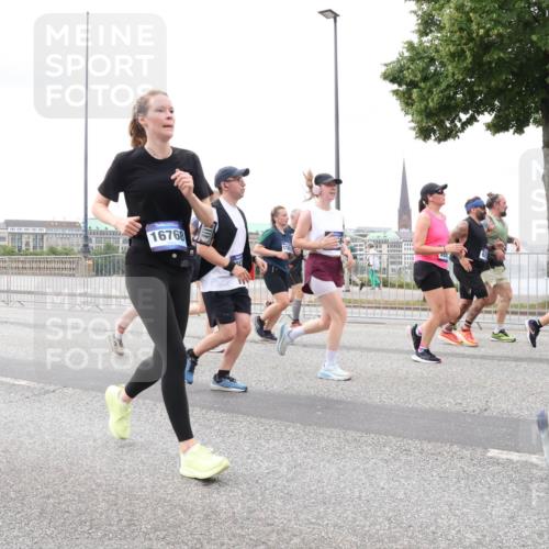 29.06.2025 - hella hamburg halbmarathon Lena Gebhardt http://msf.ph/oto/8293178 29.06.2025 10:55:56 Lombardsbrücke 907, 16768, 1616, 1738, 1873, 1909, 2095, 2793, 3101, 3244, 3268, 4265, 4354, 4470, 4473, 4836, 4896, 5220, 5222, 5306, 5487, 5575, 5580, 5994, 6055, 6056, 6113, 6257, 6494, 6594, 6968, 7025, 7028, 7516, 7548, 7616, 7969, 8005, 8110, 8305, 8527, 8532, 8533, 8626, 8648, 9435, 9548, 9606, 9614, 9618, 9838, 9857, 9858, 9861, 9865, 9956, 10094, 10436, 10438, 10449, 10559, 10593, 10640, 10987, 11903, 11962, 11963, 12695, 12902 meine-sportfotos.de