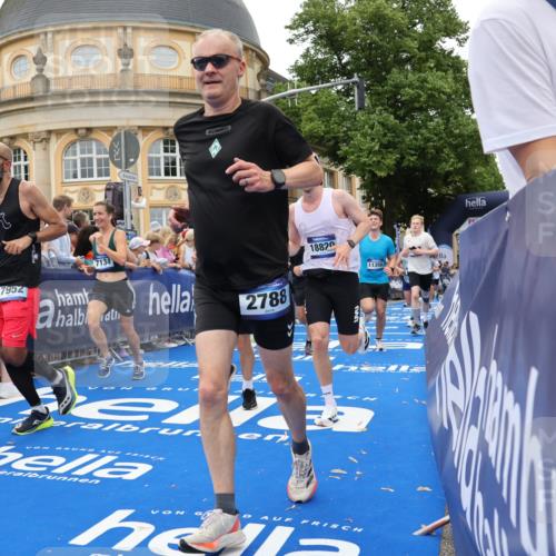 29.06.2025 - hella hamburg halbmarathon Strokosch-Dieckow http://msf.ph/oto/8293189 29.06.2025 10:50:44 Ziel 2234, 2788, 3947, 4839, 5018, 5115, 6662, 6712, 7052, 7134, 7583, 7952, 8657, 10750, 11356, 13701, 13808, 13875, 15426, 15720, 16291, 17129, 17908, 18182, 18229, 18370, 18413, 18820 meine-sportfotos.de