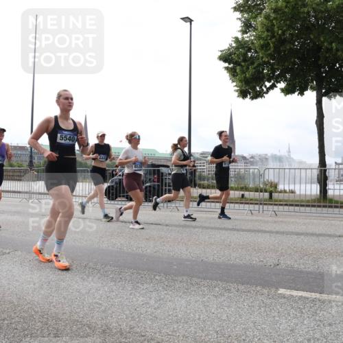 29.06.2025 - hella hamburg halbmarathon Lena Gebhardt http://msf.ph/oto/8293204 29.06.2025 10:36:30 Lombardsbrücke 17943, 5540, 444, 8530, 1008, 1010, 1102, 1224, 1775, 1780, 1835, 1948, 2124, 2588, 2870, 3398, 3404, 3428, 3699, 3741, 3877, 4084, 4245, 4326, 4442, 4618, 4762, 4937, 5012, 5246, 5427, 5540, 5573, 5666, 5747, 5809, 5919, 6092, 6093, 6156, 6184, 6190, 6417, 6667, 6896, 7086, 7111, 7140, 7275, 7575, 7576, 7632, 8356, 8498, 8499, 8530, 8581, 8945, 9115, 9117, 9229, 9500, 9694, 13265, 15077, 17156, 17807, 18152, 18488 meine-sportfotos.de