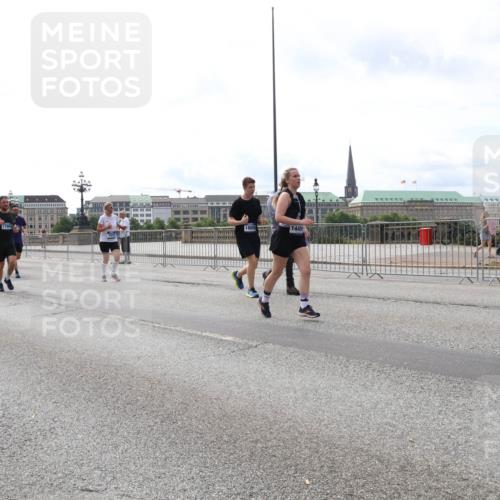 29.06.2025 - hella hamburg halbmarathon Lena Gebhardt http://msf.ph/oto/8293216 29.06.2025 10:21:23 Lombardsbrücke 18809, 1449, 1028, 1072, 1266, 1401, 1658, 2271, 2383, 2635, 2815, 2956, 2986, 3122, 3161, 3453, 3770, 3813, 3817, 3825, 3826, 4082, 4350, 4697, 4786, 5041, 5061, 5122, 5373, 5395, 5412, 5493, 5759, 5767, 5957, 6086, 6103, 6275, 6308, 6844, 7228, 7375, 7522, 7553, 7608, 7612, 7781, 8095, 8286, 8724, 8726, 8844, 8896, 9005, 9011, 9100, 9108, 9236, 9369, 9483, 9499, 9501, 9532, 9624, 10374, 10585, 10602, 10874, 11698, 12175, 12694, 13057, 13508 meine-sportfotos.de