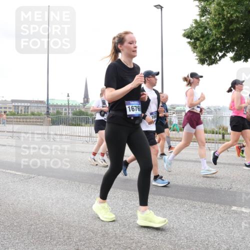 29.06.2025 - hella hamburg halbmarathon Lena Gebhardt http://msf.ph/oto/8293231 29.06.2025 10:55:56 Lombardsbrücke 18907, 1676, 1043, 1616, 1738, 1873, 1909, 2095, 2793, 3101, 3244, 3268, 4265, 4354, 4470, 4473, 4836, 4896, 5220, 5222, 5306, 5487, 5575, 5580, 5994, 6055, 6056, 6113, 6257, 6494, 6594, 6968, 7025, 7028, 7516, 7548, 7616, 7969, 8005, 8110, 8305, 8527, 8532, 8533, 8626, 8648, 9435, 9548, 9606, 9614, 9618, 9838, 9857, 9858, 9861, 9865, 9956, 10094, 10436, 10438, 10449, 10559, 10593, 10640, 10987, 11903, 11962, 11963, 12695, 12902 meine-sportfotos.de