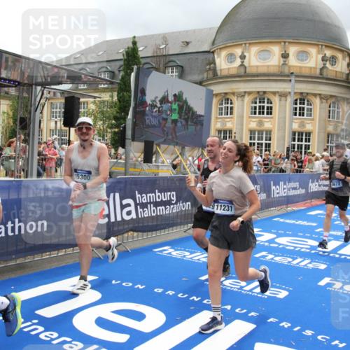 29.06.2025 - hella hamburg halbmarathon Michael Strokosch http://msf.ph/oto/8293234 29.06.2025 10:56:27 Ziel 3048, 4029, 5672, 7742, 8863, 9622, 10665, 11231, 11309, 15300, 15818, 16375, 17734, 18117, 18495, 18652, 18741 meine-sportfotos.de
