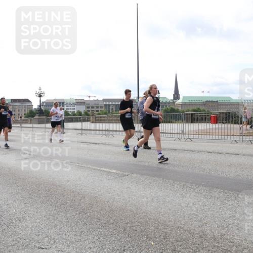 29.06.2025 - hella hamburg halbmarathon Lena Gebhardt http://msf.ph/oto/8293253 29.06.2025 10:21:23 Lombardsbrücke 17969, 1449, 1028, 1072, 1266, 1401, 1658, 2271, 2383, 2635, 2815, 2956, 2986, 3122, 3161, 3453, 3770, 3813, 3817, 3825, 3826, 4082, 4350, 4697, 4786, 5041, 5061, 5122, 5373, 5395, 5412, 5493, 5759, 5767, 5957, 6086, 6103, 6275, 6308, 6844, 7228, 7375, 7522, 7553, 7608, 7612, 7781, 8095, 8286, 8724, 8726, 8844, 8896, 9005, 9011, 9100, 9108, 9236, 9369, 9483, 9499, 9501, 9532, 9624, 10374, 10585, 10602, 10874, 11698, 12175, 12694, 13057, 13508 meine-sportfotos.de