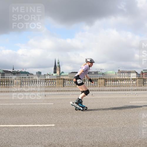 29.06.2025 - hella hamburg halbmarathon Lena Gebhardt http://msf.ph/oto/8293279 29.06.2025 09:05:50 Lombardsbrücke  meine-sportfotos.de