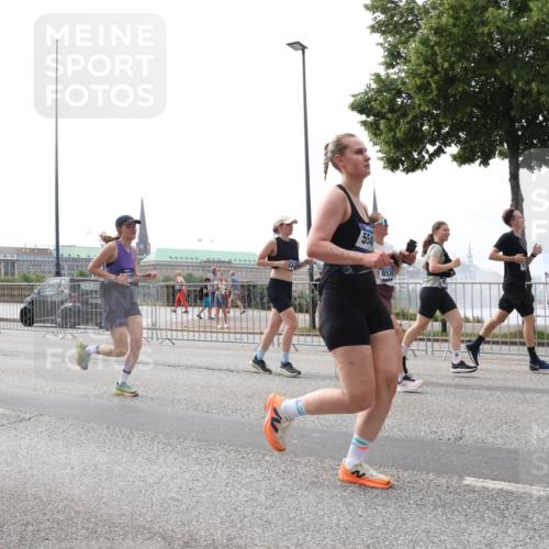 29.06.2025 - hella hamburg halbmarathon Lena Gebhardt http://msf.ph/oto/8293301 29.06.2025 10:36:31 Lombardsbrücke 5747, 534, 8530, 1008, 1010, 1102, 1224, 1775, 1780, 1835, 1948, 2124, 2588, 2870, 3398, 3404, 3428, 3699, 3741, 3877, 4084, 4245, 4326, 4442, 4618, 4762, 4937, 5012, 5246, 5427, 5540, 5573, 5666, 5747, 5809, 5919, 6092, 6093, 6156, 6184, 6190, 6417, 6667, 6896, 7086, 7111, 7140, 7275, 7575, 7576, 7632, 8356, 8498, 8499, 8530, 8581, 8945, 9115, 9117, 9229, 9500, 9694, 13265, 15077, 17156, 17807, 18152, 18488 meine-sportfotos.de
