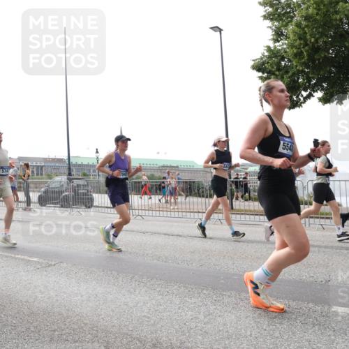 29.06.2025 - hella hamburg halbmarathon Lena Gebhardt http://msf.ph/oto/8293317 29.06.2025 10:36:31 Lombardsbrücke 24, 574, 7943, 5540, 1008, 1010, 1102, 1224, 1775, 1780, 1835, 1948, 2124, 2588, 2870, 3398, 3404, 3428, 3699, 3741, 3877, 4084, 4245, 4326, 4442, 4618, 4762, 4937, 5012, 5246, 5427, 5540, 5573, 5666, 5747, 5809, 5919, 6092, 6093, 6156, 6184, 6190, 6417, 6667, 6896, 7086, 7111, 7140, 7275, 7575, 7576, 7632, 8356, 8498, 8499, 8530, 8581, 8945, 9115, 9117, 9229, 9500, 9694, 13265, 15077, 17156, 17807, 18152, 18488 meine-sportfotos.de