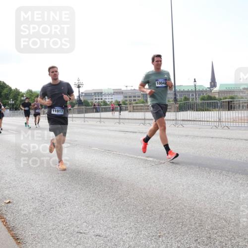 29.06.2025 - hella hamburg halbmarathon Lena Gebhardt http://msf.ph/oto/8293335 29.06.2025 10:11:54 Lombardsbrücke 1062, 1328, 1531, 1790, 1866, 1992, 3363, 4227, 5379, 5605, 7571, 8115, 8807, 8810, 9191, 9428, 9705, 10042, 10409, 10428, 11321, 11507, 11525, 11537, 11581, 11917, 12473, 13171, 13177, 13203, 13542, 13939, 13958, 14008, 14060, 14196, 14384, 15137, 15797, 15945, 16976, 17080, 17638, 17774, 17866, 18261, 18278, 18395, 18429, 18655 meine-sportfotos.de
