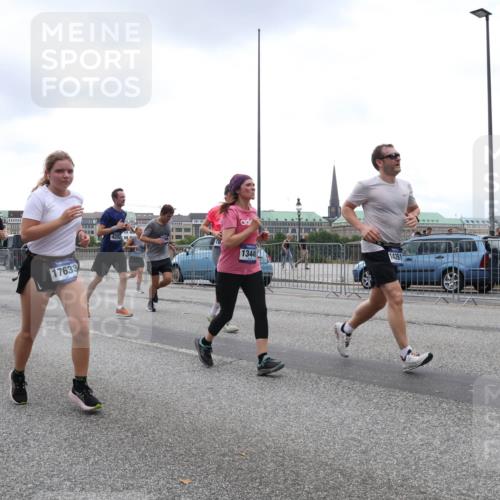 29.06.2025 - hella hamburg halbmarathon Lena Gebhardt http://msf.ph/oto/8293351 29.06.2025 10:46:44 Lombardsbrücke 1073, 1286, 1363, 1371, 1375, 1429, 1465, 1608, 1720, 1837, 1999, 2162, 2211, 2320, 2327, 2500, 2556, 2665, 2697, 2981, 3277, 3406, 3407, 3469, 3734, 3823, 4119, 4202, 4296, 4342, 4355, 4448, 4604, 5111, 5114, 5700, 5796, 5854, 5953, 6068, 6124, 6161, 6496, 6740, 7303, 7364, 7368, 7374, 7412, 7767, 7827, 7960, 8047, 8477, 8486, 8551, 8553, 8684, 8700, 9337, 9691, 10153, 10230, 12298, 12333, 12522, 13969, 14261, 15852, 16882, 16987 meine-sportfotos.de