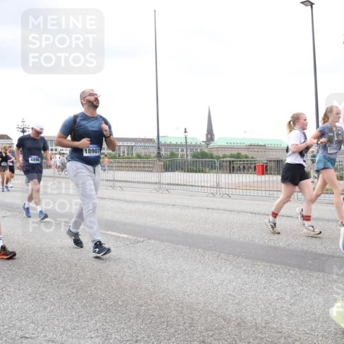 29.06.2025 - hella hamburg halbmarathon Lena Gebhardt http://msf.ph/oto/8293379 29.06.2025 10:55:57 Lombardsbrücke 5575, 12902, 4896, 18907, 11963, 1676, 1616, 1738, 1873, 1909, 2095, 2793, 3101, 3244, 3257, 3268, 4265, 4354, 4470, 4473, 4836, 4896, 5220, 5222, 5306, 5487, 5575, 5580, 5994, 6055, 6056, 6113, 6257, 6494, 6594, 6968, 7025, 7028, 7516, 7548, 7616, 7969, 8005, 8110, 8305, 8527, 8532, 8533, 8626, 8648, 9435, 9548, 9606, 9614, 9618, 9838, 9857, 9858, 9861, 9865, 9956, 10094, 10436, 10438, 10449, 10559, 10593, 10640, 10740, 10784, 10987, 11903, 11962, 11963, 12695, 12902 meine-sportfotos.de