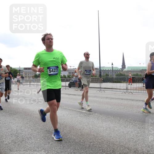 29.06.2025 - hella hamburg halbmarathon Lena Gebhardt http://msf.ph/oto/8293398 29.06.2025 10:36:31 Lombardsbrücke 11637, 1154, 17272, 5427, 5747, 7943, 1008, 1010, 1102, 1224, 1775, 1780, 1835, 1948, 2124, 2588, 2870, 3398, 3404, 3428, 3699, 3741, 3877, 4084, 4245, 4326, 4442, 4618, 4762, 4937, 5012, 5246, 5427, 5540, 5573, 5666, 5747, 5809, 5919, 6092, 6093, 6156, 6184, 6190, 6417, 6667, 6896, 7086, 7111, 7140, 7275, 7575, 7576, 7632, 8356, 8498, 8499, 8530, 8581, 8945, 9115, 9117, 9229, 9500, 9694, 13265, 15077, 17156, 17807, 18152, 18488 meine-sportfotos.de