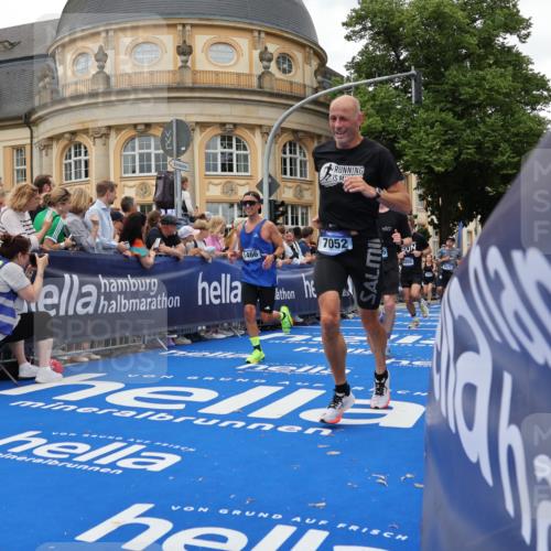 29.06.2025 - hella hamburg halbmarathon Strokosch-Dieckow http://msf.ph/oto/8293410 29.06.2025 10:50:54 Ziel 1466, 1630, 2207, 3654, 3947, 4839, 5018, 7052, 7369, 8117, 8205, 8572, 10215, 10750, 11551, 12778, 13008, 13687, 14125, 15362, 15395, 15643, 16285, 17221, 18182, 18350 meine-sportfotos.de