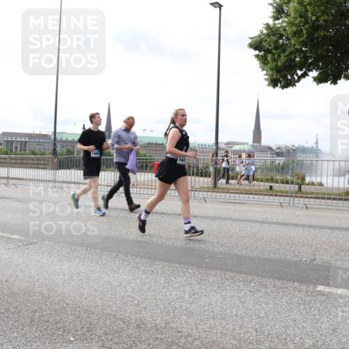 29.06.2025 - hella hamburg halbmarathon Lena Gebhardt http://msf.ph/oto/8293447 29.06.2025 10:21:23 Lombardsbrücke 18809, 144, 1028, 1072, 1266, 1401, 1658, 2271, 2383, 2635, 2815, 2956, 2986, 3122, 3161, 3453, 3770, 3813, 3817, 3825, 3826, 4082, 4350, 4697, 4786, 5041, 5061, 5122, 5373, 5395, 5412, 5493, 5759, 5767, 5957, 6086, 6103, 6275, 6308, 6844, 7228, 7375, 7522, 7553, 7608, 7612, 7781, 8095, 8286, 8724, 8726, 8844, 8896, 9005, 9011, 9100, 9108, 9236, 9369, 9483, 9499, 9501, 9532, 9624, 10374, 10585, 10602, 10874, 11698, 12175, 12694, 13057, 13508 meine-sportfotos.de