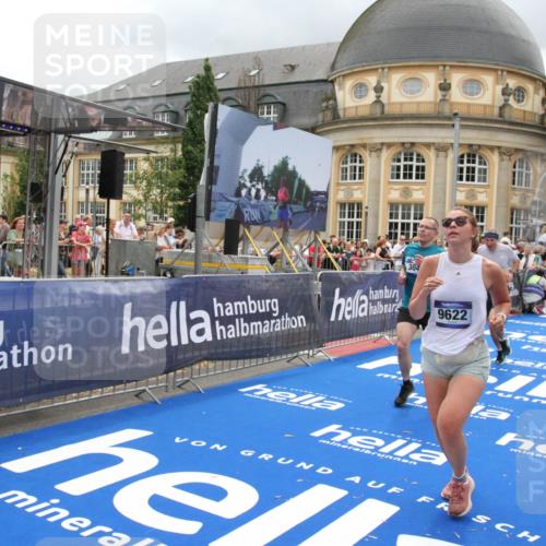 29.06.2025 - hella hamburg halbmarathon Michael Strokosch http://msf.ph/oto/8293453 29.06.2025 10:56:29 Ziel 3048, 4029, 5672, 6399, 7742, 8863, 9622, 10665, 11231, 11309, 15300, 15407, 15818, 16257, 16261, 17268, 17734 meine-sportfotos.de