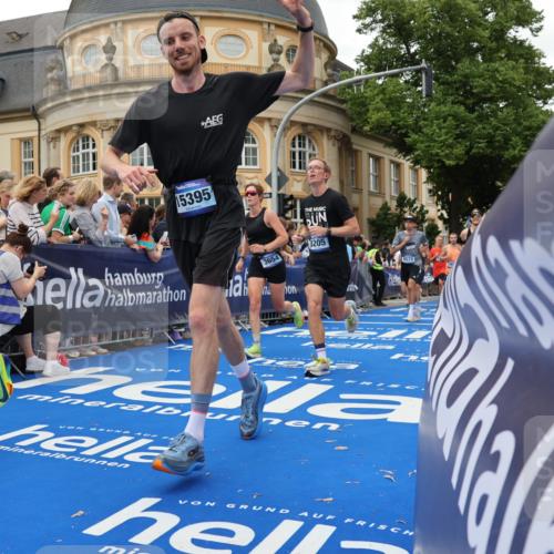 29.06.2025 - hella hamburg halbmarathon Strokosch-Dieckow http://msf.ph/oto/8293518 29.06.2025 10:50:55 Ziel 1466, 1630, 2207, 3654, 3947, 4839, 5018, 7052, 7369, 8117, 8205, 8572, 10215, 10750, 11551, 12778, 13008, 13687, 14125, 15362, 15395, 15643, 16285, 17221, 18066, 18182, 18350 meine-sportfotos.de