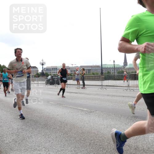 29.06.2025 - hella hamburg halbmarathon Lena Gebhardt http://msf.ph/oto/8293555 29.06.2025 10:36:32 Lombardsbrücke 11637, 667, 7632, 11541, 1224, 5427, 1008, 1010, 1102, 1224, 1775, 1780, 1835, 1948, 2124, 2588, 2870, 3398, 3404, 3428, 3699, 3741, 3877, 4084, 4245, 4326, 4442, 4618, 4762, 4937, 4996, 5012, 5246, 5427, 5540, 5573, 5666, 5747, 5789, 5809, 5919, 6092, 6093, 6156, 6190, 6417, 6667, 6896, 7086, 7111, 7140, 7275, 7575, 7576, 7632, 8356, 8498, 8499, 8530, 8581, 8945, 9115, 9117, 9229, 9295, 9500, 9694, 13265, 15077, 17156, 17807, 18152, 18488 meine-sportfotos.de
