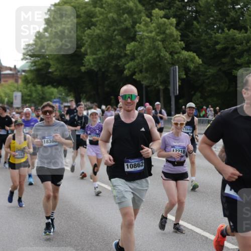 29.06.2025 - hella hamburg halbmarathon Jannik Wohlers http://msf.ph/oto/8293586 29.06.2025 10:36:32 Lombardsbrücke 1118, 1253, 1339, 1488, 1490, 1952, 1954, 2552, 3165, 3714, 3873, 3895, 4618, 4762, 4996, 5224, 5538, 5640, 5786, 5789, 6156, 6359, 6804, 7202, 7773, 8007, 8315, 8499, 8758, 8936, 8937, 9295, 9694, 9701, 10123, 10487, 10862, 10931, 11672, 11831, 11843, 11912, 12087, 12184, 12218, 12302, 12532, 13106, 13165, 13657, 13695, 13970, 13971, 14695, 15106, 15353, 15475, 15588, 15907, 15972, 15992, 16304, 16309, 16885, 17115, 17349, 17504, 17591, 18482 meine-sportfotos.de