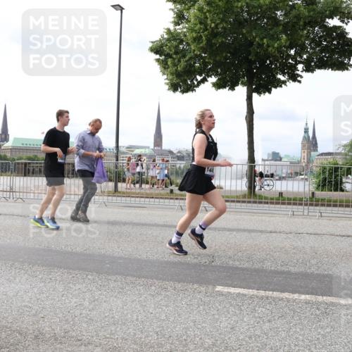 29.06.2025 - hella hamburg halbmarathon Lena Gebhardt http://msf.ph/oto/8293601 29.06.2025 10:21:24 Lombardsbrücke 144, 1028, 1072, 1266, 1401, 1658, 2271, 2383, 2635, 2815, 2956, 2986, 3122, 3161, 3453, 3770, 3813, 3817, 3825, 3826, 4082, 4697, 4786, 5041, 5061, 5122, 5373, 5395, 5412, 5493, 5759, 5767, 5957, 6086, 6103, 6275, 6308, 6844, 7228, 7375, 7522, 7553, 7608, 7612, 7781, 8095, 8286, 8724, 8726, 8844, 8896, 9100, 9108, 9369, 9483, 9499, 9501, 9532, 9624, 10374, 10585, 10602, 10874, 11698, 12175, 12694, 13057, 13508 meine-sportfotos.de