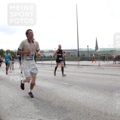 29.06.2025 - hella hamburg halbmarathon Lena Gebhardt http://msf.ph/oto/8293605 29.06.2025 10:36:32 Lombardsbrücke 637, 6667, 7632, 11541, 1224, 1008, 1010, 1102, 1224, 1775, 1780, 1835, 1948, 2124, 2588, 2870, 3398, 3404, 3428, 3699, 3741, 3877, 4084, 4245, 4326, 4442, 4618, 4762, 4937, 4996, 5012, 5246, 5427, 5540, 5573, 5666, 5747, 5789, 5809, 5919, 6092, 6093, 6156, 6190, 6417, 6667, 6896, 7086, 7111, 7140, 7275, 7575, 7576, 7632, 8356, 8498, 8499, 8530, 8581, 8945, 9115, 9117, 9229, 9295, 9500, 9694, 13265, 15077, 17156, 17807, 18152, 18488 meine-sportfotos.de