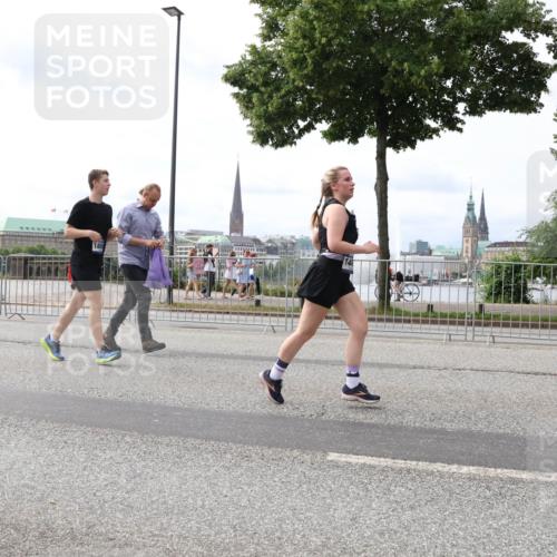 29.06.2025 - hella hamburg halbmarathon Lena Gebhardt http://msf.ph/oto/8293644 29.06.2025 10:21:24 Lombardsbrücke 1880, 1028, 1072, 1266, 1401, 1658, 2271, 2383, 2635, 2815, 2956, 2986, 3122, 3161, 3453, 3770, 3813, 3817, 3825, 3826, 4082, 4697, 4786, 5041, 5061, 5122, 5373, 5395, 5412, 5493, 5759, 5767, 5957, 6086, 6103, 6275, 6308, 6844, 7228, 7375, 7522, 7553, 7608, 7612, 7781, 8095, 8286, 8724, 8726, 8844, 8896, 9100, 9108, 9369, 9483, 9499, 9501, 9532, 9624, 10374, 10585, 10602, 10874, 11698, 12175, 12694, 13057, 13508 meine-sportfotos.de