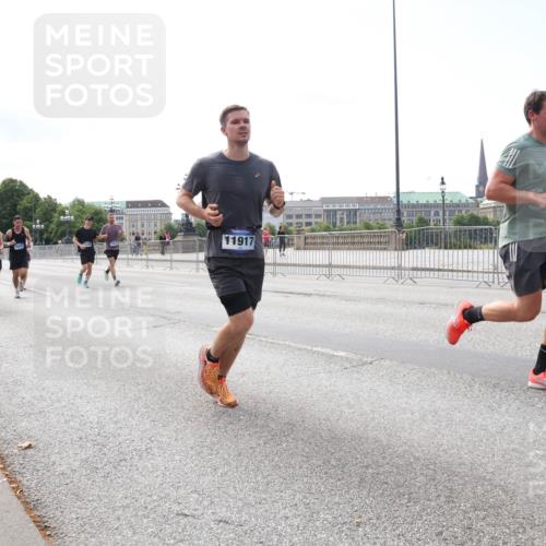 29.06.2025 - hella hamburg halbmarathon Lena Gebhardt http://msf.ph/oto/8293667 29.06.2025 10:11:54 Lombardsbrücke 1062, 1328, 1531, 1790, 1866, 1992, 3363, 4227, 5379, 5605, 7571, 8115, 8807, 8810, 9191, 9428, 9705, 10042, 10409, 10428, 11321, 11507, 11525, 11537, 11581, 11917, 12473, 13171, 13177, 13203, 13542, 13939, 13958, 14008, 14060, 14196, 14384, 15137, 15797, 15945, 16976, 17080, 17638, 17774, 17866, 18261, 18278, 18395, 18429, 18655 meine-sportfotos.de