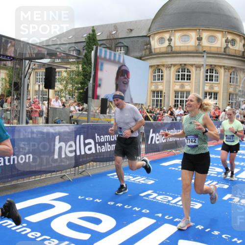 29.06.2025 - hella hamburg halbmarathon Michael Strokosch http://msf.ph/oto/8293671 29.06.2025 10:56:31 Ziel 1583, 3048, 5744, 6399, 7742, 8863, 9622, 10093, 10665, 15407, 15818, 16257, 16261, 17268, 17734, 18746, 18835 meine-sportfotos.de
