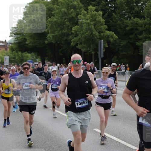 29.06.2025 - hella hamburg halbmarathon Jannik Wohlers http://msf.ph/oto/8293683 29.06.2025 10:36:33 Lombardsbrücke 1118, 1253, 1339, 1488, 1490, 1952, 1954, 2552, 3165, 3714, 3873, 3895, 4618, 4762, 4996, 5224, 5538, 5640, 5786, 5789, 6172, 6359, 6804, 7202, 7773, 8007, 8315, 8499, 8758, 8936, 8937, 9054, 9295, 10123, 10487, 10862, 10931, 11246, 11672, 11831, 11843, 11912, 12087, 12184, 12218, 12302, 12463, 12532, 13106, 13165, 13657, 13695, 13970, 13971, 14396, 14695, 15106, 15353, 15475, 15588, 15907, 15972, 15992, 16304, 16309, 16885, 17115, 17349, 17504, 17591, 18482 meine-sportfotos.de