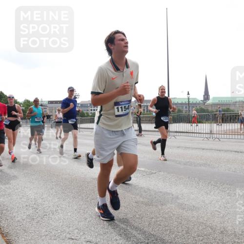 29.06.2025 - hella hamburg halbmarathon Lena Gebhardt http://msf.ph/oto/8293700 29.06.2025 10:36:33 Lombardsbrücke 849, 11637, 7632, 10984, 1154, 1224, 1008, 1010, 1102, 1224, 1780, 1835, 1948, 2124, 2552, 2588, 2870, 3398, 3404, 3428, 3699, 3741, 3877, 4084, 4245, 4326, 4442, 4618, 4762, 4937, 4996, 5012, 5246, 5427, 5540, 5573, 5666, 5747, 5789, 5809, 5919, 6092, 6093, 6156, 6190, 6417, 6667, 6896, 7086, 7111, 7140, 7275, 7575, 7576, 7632, 7773, 8356, 8498, 8499, 8530, 8581, 8945, 9115, 9117, 9229, 9295, 9500, 9694, 13265, 15077, 17156, 17807, 18152, 18488 meine-sportfotos.de