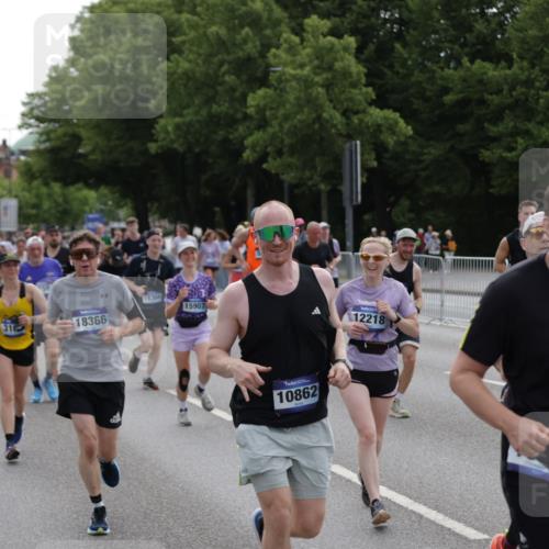 29.06.2025 - hella hamburg halbmarathon Jannik Wohlers http://msf.ph/oto/8293713 29.06.2025 10:36:33 Lombardsbrücke 1118, 1253, 1339, 1488, 1490, 1952, 1954, 2552, 3165, 3714, 3873, 3895, 4618, 4762, 4996, 5224, 5538, 5640, 5786, 5789, 6172, 6359, 6804, 7202, 7773, 8007, 8315, 8499, 8758, 8936, 8937, 9054, 9295, 10123, 10487, 10862, 10931, 11246, 11672, 11831, 11843, 11912, 12087, 12184, 12218, 12302, 12463, 12532, 13106, 13165, 13657, 13695, 13970, 13971, 14396, 14695, 15106, 15353, 15475, 15588, 15907, 15972, 15992, 16304, 16309, 16885, 17115, 17349, 17504, 17591, 18482 meine-sportfotos.de
