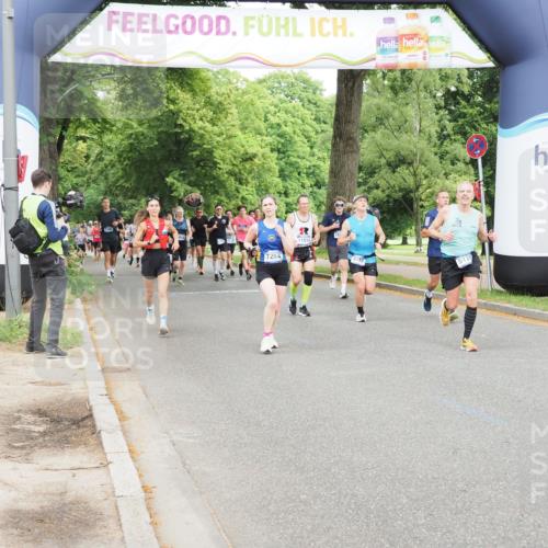29.06.2025 - hella hamburg halbmarathon MichiJ http://msf.ph/oto/8293742 29.06.2025 10:33:54 Zwischen KM18-KM19 1139, 2270, 3477, 5129, 6711, 7204, 7385, 9710, 11936, 12808, 13782, 14200, 17281 meine-sportfotos.de