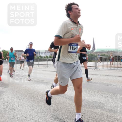 29.06.2025 - hella hamburg halbmarathon Lena Gebhardt http://msf.ph/oto/8293744 29.06.2025 10:36:33 Lombardsbrücke 98, 11637, 567, 7632, 10984, 11541, 1224, 1008, 1010, 1102, 1224, 1780, 1835, 1948, 2124, 2552, 2588, 2870, 3398, 3404, 3428, 3699, 3741, 3877, 4084, 4245, 4326, 4442, 4618, 4762, 4937, 4996, 5012, 5246, 5427, 5540, 5573, 5666, 5747, 5789, 5809, 5919, 6092, 6093, 6156, 6190, 6417, 6667, 6896, 7086, 7111, 7140, 7275, 7575, 7576, 7632, 7773, 8356, 8498, 8499, 8530, 8581, 8945, 9115, 9117, 9229, 9295, 9500, 9694, 13265, 15077, 17156, 17807, 18152, 18488 meine-sportfotos.de